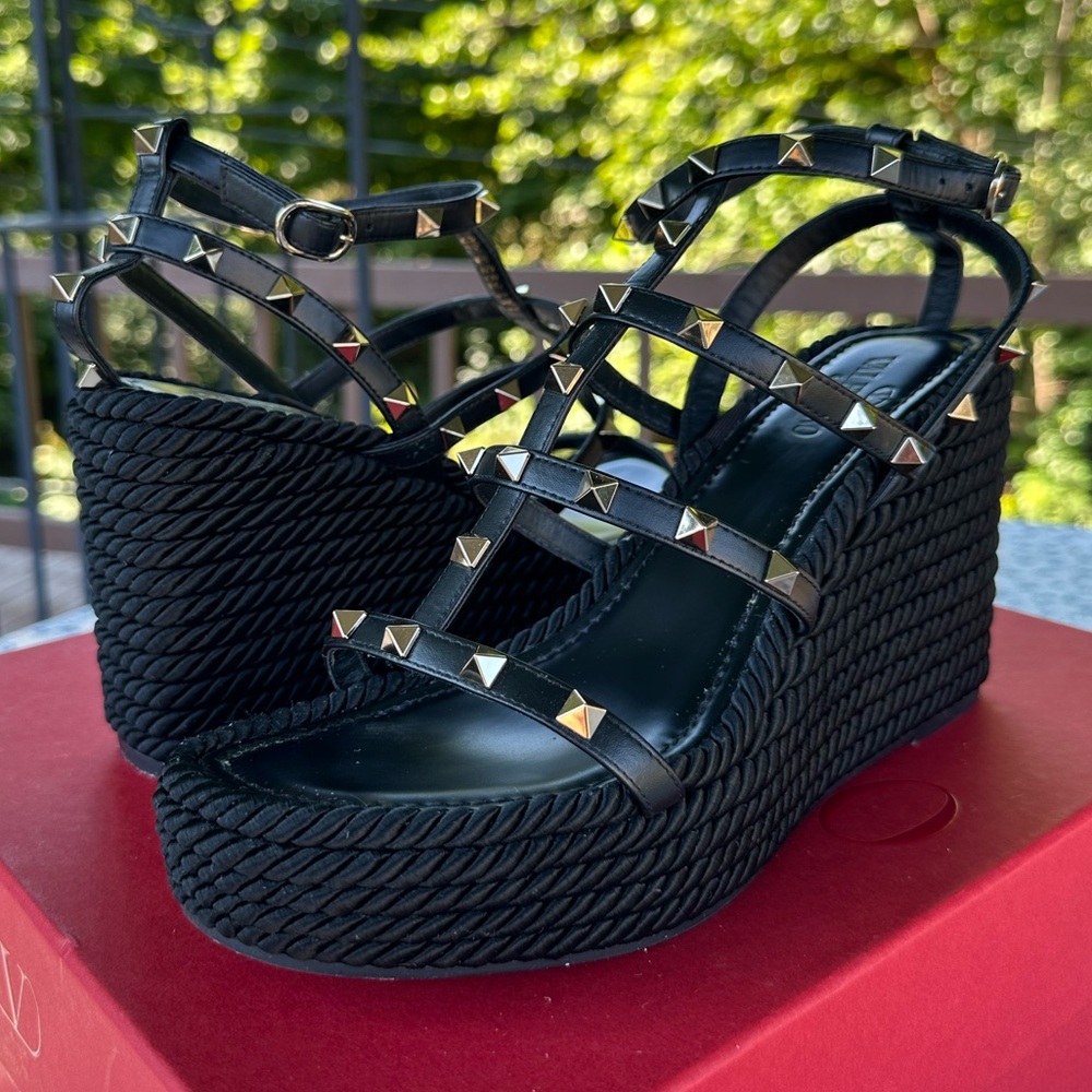 ✨HOST PICK✨ VALENTINO ROCKSTUD WEDGES (IT 40)